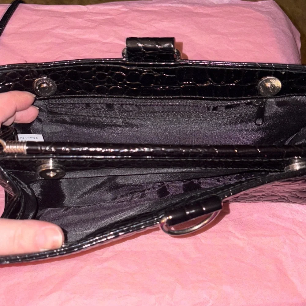 Elegant Black Crocodile-Embossed Clutch - Picture 2 of 3